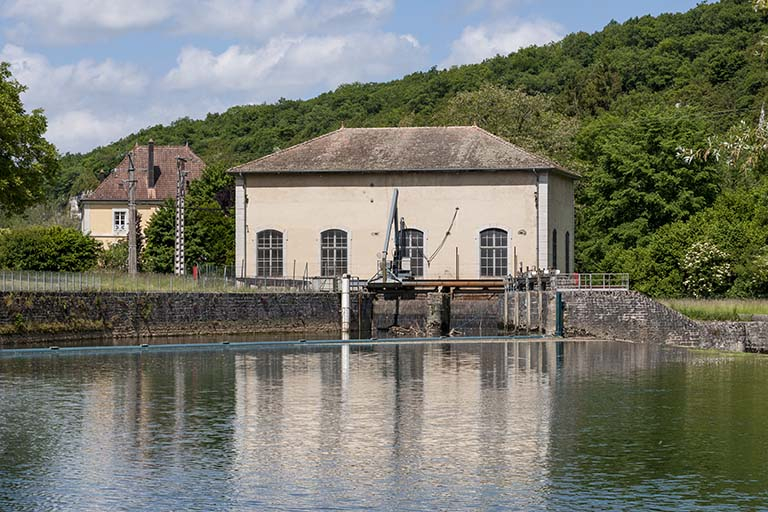 La centrale hydroélectrique vue depuis l'est. © Jérôme Mongreville / Région Bourgogne-Franche-Comté, Inventaire du patrimoine - 2015 La centrale hydroélectrique vue depuis l'est. © Jérôme Mongreville / Région Bourgogne-Franche-Comté, Inventaire du patrimoine - 2015