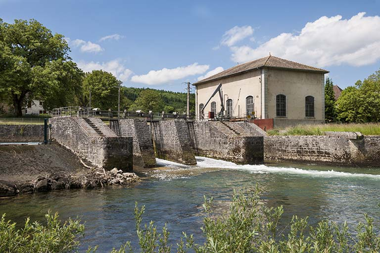 La centrale hydroélectrique et son déversoir. © Jérôme Mongreville / Région Bourgogne-Franche-Comté, Inventaire du patrimoine - 2015 La centrale hydroélectrique et son déversoir. © Jérôme Mongreville / Région Bourgogne-Franche-Comté, Inventaire du patrimoine - 2015