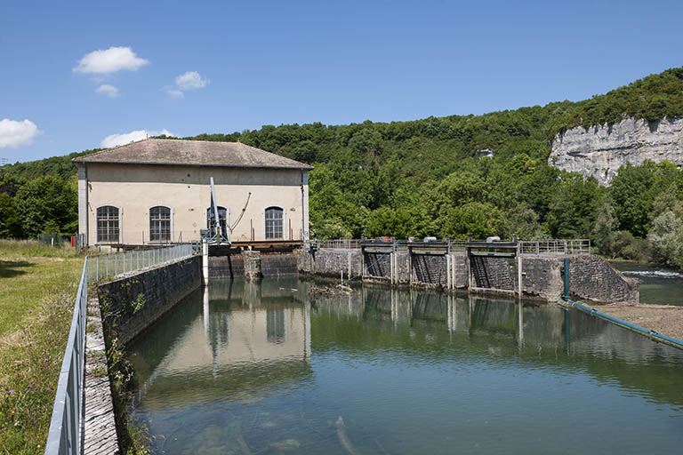 La centrale et son déversoir, depuis l'amont. © Jérôme Mongreville / Région Bourgogne-Franche-Comté, Inventaire du patrimoine - 2015 La centrale et son déversoir, depuis l'amont. © Jérôme Mongreville / Région Bourgogne-Franche-Comté, Inventaire du patrimoine - 2015