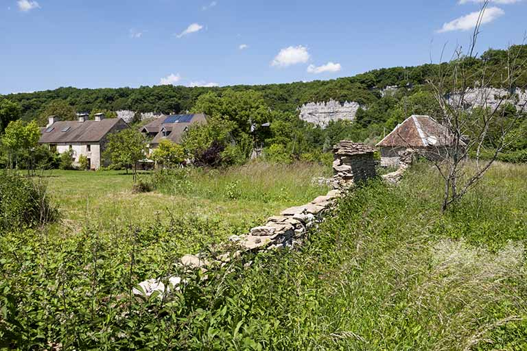 Vue d'ensemble depuis le sud-est. © Jérôme Mongreville / Région Bourgogne-Franche-Comté, Inventaire du patrimoine - 2015 Vue d'ensemble depuis le sud-est. © Jérôme Mongreville / Région Bourgogne-Franche-Comté, Inventaire du patrimoine - 2015