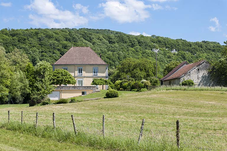 Vue depuis l'ouest : le logement patronal et la ferme. © Jérôme Mongreville / Région Bourgogne-Franche-Comté, Inventaire du patrimoine - 2015 Vue depuis l'ouest : le logement patronal et la ferme. © Jérôme Mongreville / Région Bourgogne-Franche-Comté, Inventaire du patrimoine - 2015