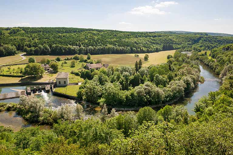 Vue plongeante d'ensemble depuis le nord-est. © Jérôme Mongreville / Région Bourgogne-Franche-Comté, Inventaire du patrimoine - 2015 Vue plongeante d'ensemble depuis le nord-est. © Jérôme Mongreville / Région Bourgogne-Franche-Comté, Inventaire du patrimoine - 2015