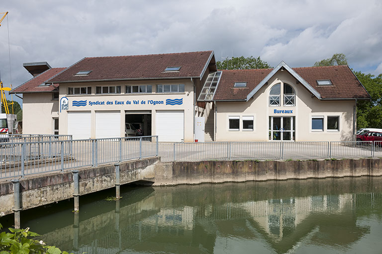 Les garages et bureaux du Sievo. © Jérôme Mongreville / Région Bourgogne-Franche-Comté, Inventaire du patrimoine - 2015 Les garages et bureaux du Sievo. © Jérôme Mongreville / Région Bourgogne-Franche-Comté, Inventaire du patrimoine - 2015