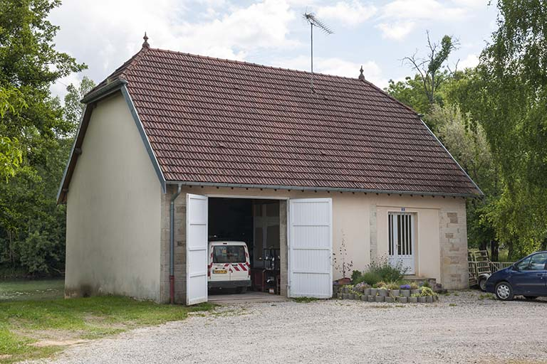 Garage et logement (ancien atelier de scierie). © Jérôme Mongreville / Région Bourgogne-Franche-Comté, Inventaire du patrimoine - 2015 Garage et logement (ancien atelier de scierie). © Jérôme Mongreville / Région Bourgogne-Franche-Comté, Inventaire du patrimoine - 2015