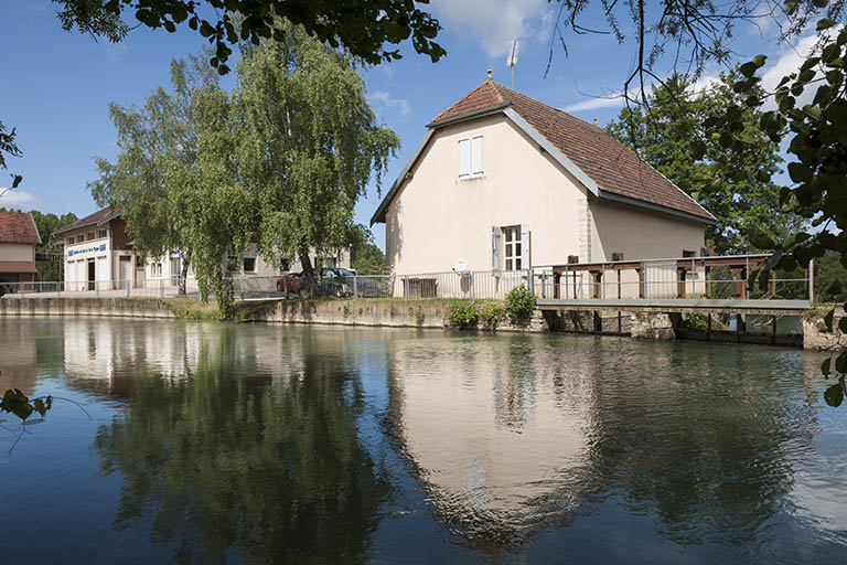 Vue depuis le début du canal d'amenée. © Jérôme Mongreville / Région Bourgogne-Franche-Comté, Inventaire du patrimoine - 2015 Vue depuis le début du canal d'amenée. © Jérôme Mongreville / Région Bourgogne-Franche-Comté, Inventaire du patrimoine - 2015