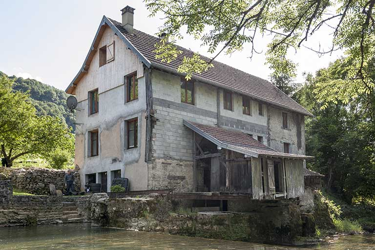 Vue de trois quarts, depuis la rive droite. © Jérôme Mongreville / Région Bourgogne-Franche-Comté, Inventaire du patrimoine - 2015