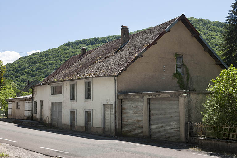 Vue rapprochée depuis le nord-ouest. © Jérôme Mongreville / Région Bourgogne-Franche-Comté, Inventaire du patrimoine - 2015 Vue rapprochée depuis le nord-ouest. © Jérôme Mongreville / Région Bourgogne-Franche-Comté, Inventaire du patrimoine - 2015