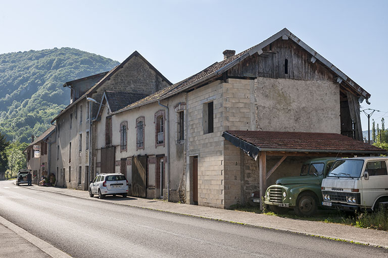 Vue d'ensemble depuis la route. © Jérôme Mongreville / Région Bourgogne-Franche-Comté, Inventaire du patrimoine - 2015