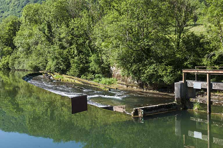 Le barrage depuis la rive droite. © Jérôme Mongreville / Région Bourgogne-Franche-Comté, Inventaire du patrimoine - 2015 Le barrage depuis la rive droite. © Jérôme Mongreville / Région Bourgogne-Franche-Comté, Inventaire du patrimoine - 2015