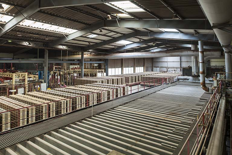 Unité de fabrication dite UL 2 (à l'arrêt). Vue d'ensemble depuis le sud. © Jérôme Mongreville / Région Bourgogne-Franche-Comté, Inventaire du patrimoine - 2015 Unité de fabrication dite UL 2 (à l'arrêt). Vue d'ensemble depuis le sud. © Jérôme Mongreville / Région Bourgogne-Franche-Comté, Inventaire du patrimoine - 2015