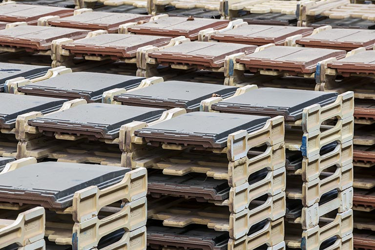 Unité de fabrication dite UL 2 (à l'arrêt). Détail d'un chariot de tuiles, avec supports réfractaires individuels (pour four piscine). © Jérôme Mongreville / Région Bourgogne-Franche-Comté, Inventaire du patrimoine - 2015 Unité de fabrication dite UL 2 (à l'arrêt). Détail d'un chariot de tuiles, avec supports réfractaires individuels (pour four piscine). © Jérôme Mongreville / Région Bourgogne-Franche-Comté, Inventaire du patrimoine - 2015