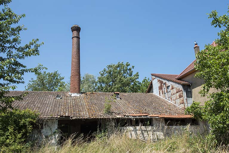 Bâtiment et cheminée de la porcherie. © Jérôme Mongreville / Région Bourgogne-Franche-Comté, Inventaire du patrimoine - 2015 Bâtiment et cheminée de la porcherie. © Jérôme Mongreville / Région Bourgogne-Franche-Comté, Inventaire du patrimoine - 2015