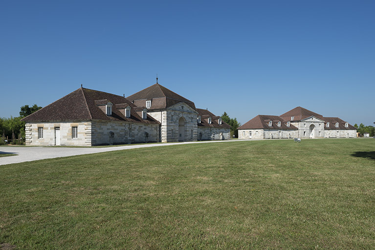 Tonnellerie (atelier et logements) et logement des ouvriers (berniers) ouest. © Jérôme Mongreville / Bibliothèque municipale, Besançon - 2015 Tonnellerie (atelier et logements) et logement des ouvriers (berniers) ouest. © Jérôme Mongreville / Bibliothèque municipale, Besançon - 2015