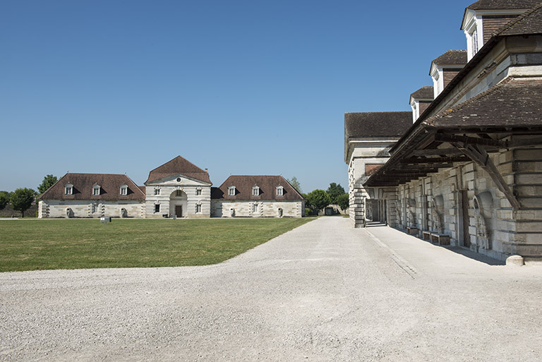 Logement des ouvriers et berne ouest. © Jérôme Mongreville / Bibliothèque municipale, Besançon - 2015 Logement des ouvriers et berne ouest. © Jérôme Mongreville / Bibliothèque municipale, Besançon - 2015