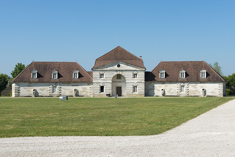 Logement des ouvriers (berniers) ouest. Vue de face. © Jérôme Mongreville / Bibliothèque municipale, Besançon - 2015 Logement des ouvriers (berniers) ouest. Vue de face. © Jérôme Mongreville / Bibliothèque municipale, Besançon - 2015