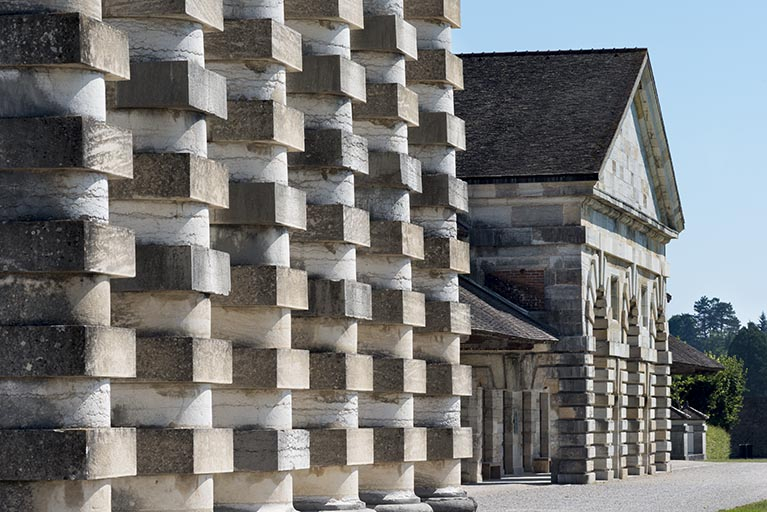 Colonnade de la maison du directeur et berne est. © Jérôme Mongreville / Bibliothèque municipale, Besançon - 2015 Colonnade de la maison du directeur et berne est. © Jérôme Mongreville / Bibliothèque municipale, Besançon - 2015