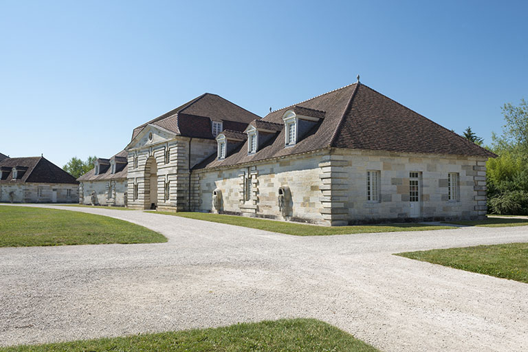 Logement des ouvriers (berniers) ouest depuis le nord. © Jérôme Mongreville / Région Bourgogne-Franche-Comté, Inventaire du patrimoine - 2015 Logement des ouvriers (berniers) ouest depuis le nord. © Jérôme Mongreville / Région Bourgogne-Franche-Comté, Inventaire du patrimoine - 2015