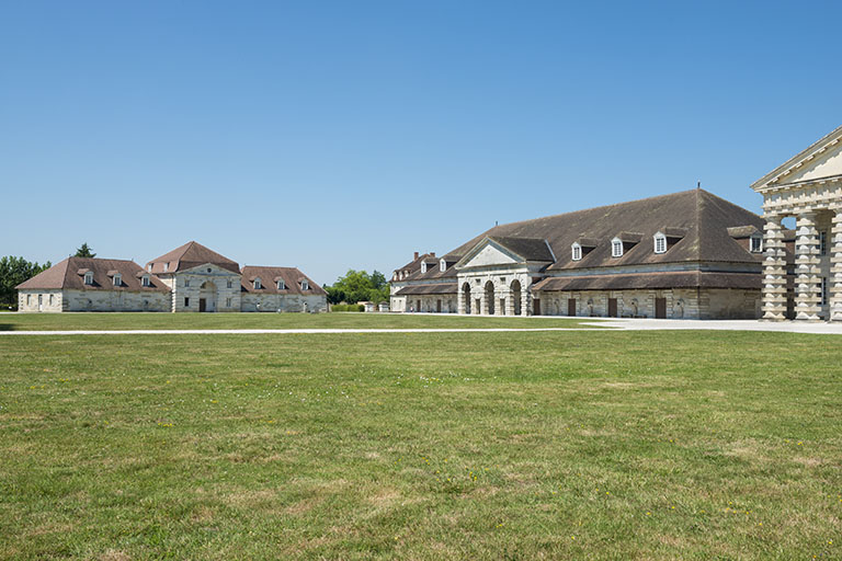 Logements des ouvriers et berne ouest. © Jérôme Mongreville / Région Bourgogne-Franche-Comté, Inventaire du patrimoine - 2015 Logements des ouvriers et berne ouest. © Jérôme Mongreville / Région Bourgogne-Franche-Comté, Inventaire du patrimoine - 2015