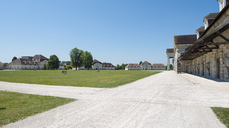 Vue d'ensemble depuis le nord-est de la cour. © Jérôme Mongreville / Région Bourgogne-Franche-Comté, Inventaire du patrimoine - 2015 Vue d'ensemble depuis le nord-est de la cour. © Jérôme Mongreville / Région Bourgogne-Franche-Comté, Inventaire du patrimoine - 2015