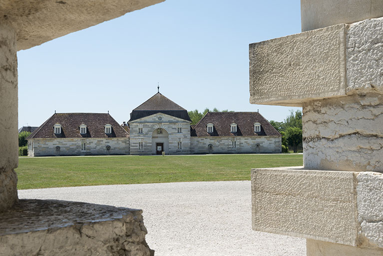 Tonnellerie (atelier et logements), depuis la maison du directeur. © Jérôme Mongreville / Région Bourgogne-Franche-Comté, Inventaire du patrimoine - 2015 Tonnellerie (atelier et logements), depuis la maison du directeur. © Jérôme Mongreville / Région Bourgogne-Franche-Comté, Inventaire du patrimoine - 2015