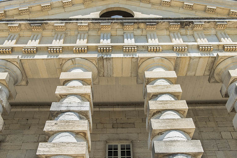 Maison du directeur. Détail de la partie supérieure du portique. © Jérôme Mongreville / Région Bourgogne-Franche-Comté, Inventaire du patrimoine - 2015 Maison du directeur. Détail de la partie supérieure du portique. © Jérôme Mongreville / Région Bourgogne-Franche-Comté, Inventaire du patrimoine - 2015