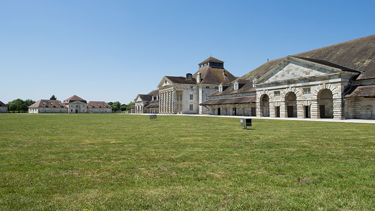 Vue d'ensemble depuis l'est de la cour. © Jérôme Mongreville / Région Bourgogne-Franche-Comté, Inventaire du patrimoine - 2015 Vue d'ensemble depuis l'est de la cour. © Jérôme Mongreville / Région Bourgogne-Franche-Comté, Inventaire du patrimoine - 2015