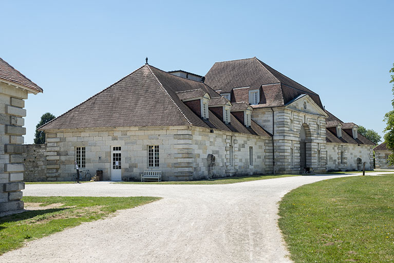 Bâtiment d'entrée. Vue rapprochée depuis le nord. © Jérôme Mongreville / Région Bourgogne-Franche-Comté, Inventaire du patrimoine - 2015 Bâtiment d'entrée. Vue rapprochée depuis le nord. © Jérôme Mongreville / Région Bourgogne-Franche-Comté, Inventaire du patrimoine - 2015