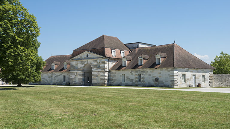 Vue de trois quarts droite du bâtiment d'entrée. © Jérôme Mongreville / Région Bourgogne-Franche-Comté, Inventaire du patrimoine - 2015 Vue de trois quarts droite du bâtiment d'entrée. © Jérôme Mongreville / Région Bourgogne-Franche-Comté, Inventaire du patrimoine - 2015