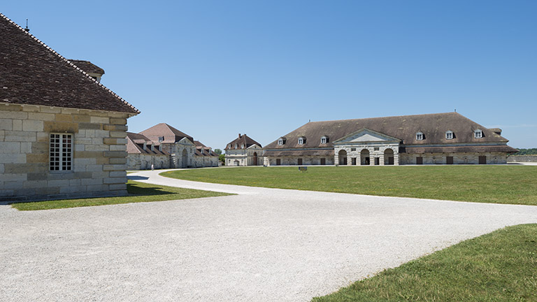 Logement des ouvriers, maison des commis et berne ouest. © Jérôme Mongreville / Région Bourgogne-Franche-Comté, Inventaire du patrimoine - 2015 Logement des ouvriers, maison des commis et berne ouest. © Jérôme Mongreville / Région Bourgogne-Franche-Comté, Inventaire du patrimoine - 2015