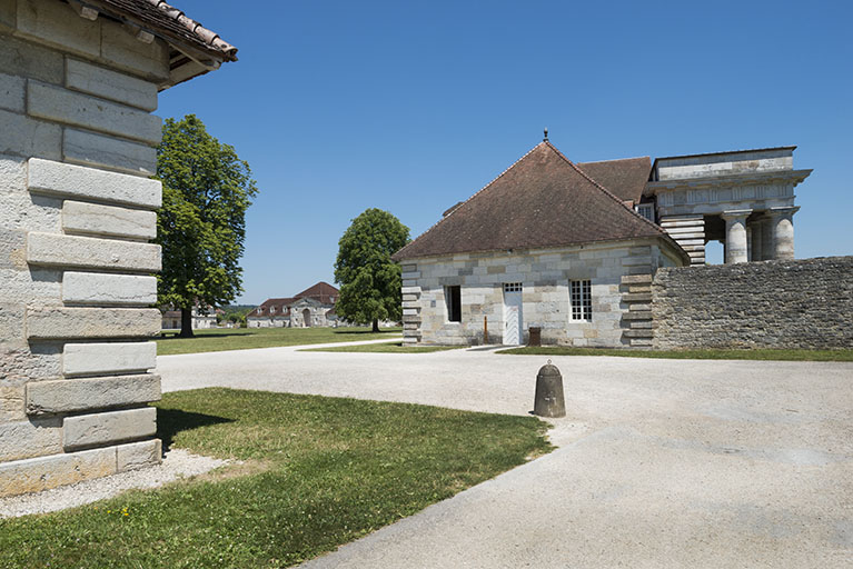 Bâtiment d'entrée vu de côté. © Jérôme Mongreville / Région Bourgogne-Franche-Comté, Inventaire du patrimoine - 2015 Bâtiment d'entrée vu de côté. © Jérôme Mongreville / Région Bourgogne-Franche-Comté, Inventaire du patrimoine - 2015