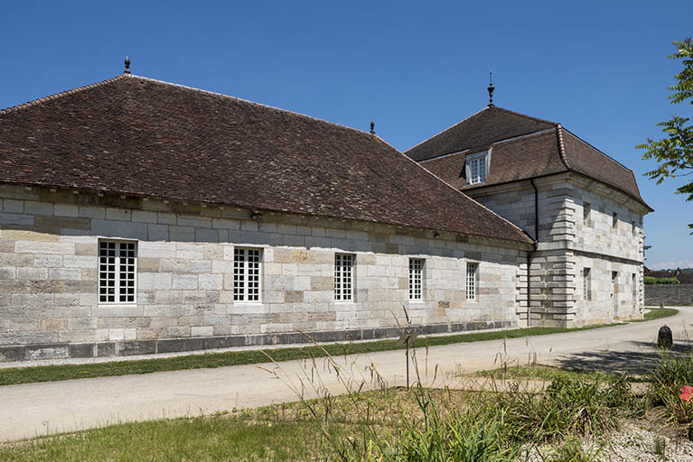 Façade postérieure de l'aile ouest de la tonnellerie. © Jérôme Mongreville / Région Bourgogne-Franche-Comté, Inventaire du patrimoine - 2015 Façade postérieure de l'aile ouest de la tonnellerie. © Jérôme Mongreville / Région Bourgogne-Franche-Comté, Inventaire du patrimoine - 2015