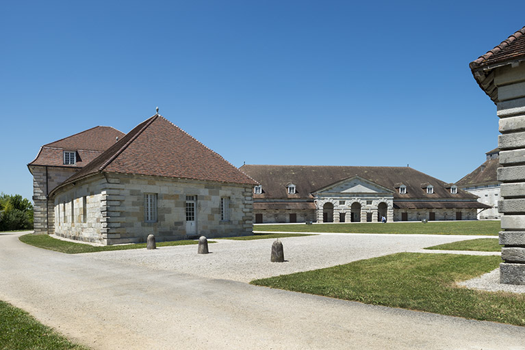 Logement d'ouvriers et berne ouest. © Jérôme Mongreville / Région Bourgogne-Franche-Comté, Inventaire du patrimoine - 2015 Logement d'ouvriers et berne ouest. © Jérôme Mongreville / Région Bourgogne-Franche-Comté, Inventaire du patrimoine - 2015