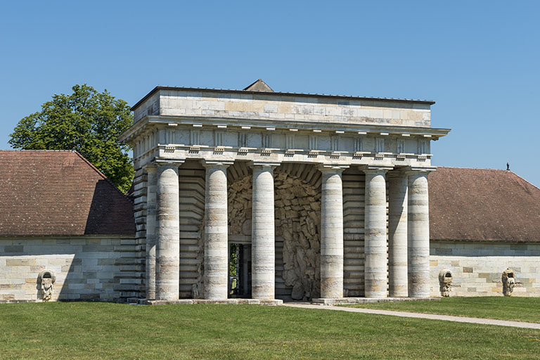 Portique du bâtiment d'entrée. © Jérôme Mongreville / Région Bourgogne-Franche-Comté, Inventaire du patrimoine - 2015 Portique du bâtiment d'entrée. © Jérôme Mongreville / Région Bourgogne-Franche-Comté, Inventaire du patrimoine - 2015