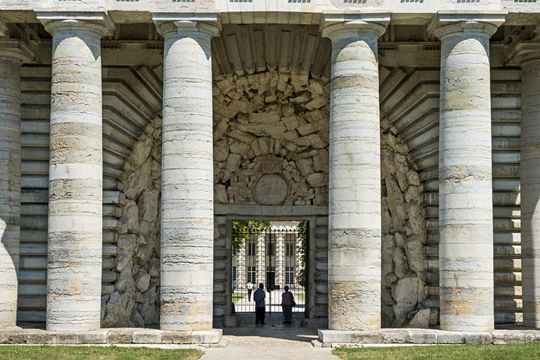 Vue rapprochée du portique et de l'entrée.  © Jérôme Mongreville / Région Bourgogne-Franche-Comté, Inventaire du patrimoine - 2015 Vue rapprochée du portique et de l'entrée.  © Jérôme Mongreville / Région Bourgogne-Franche-Comté, Inventaire du patrimoine - 2015