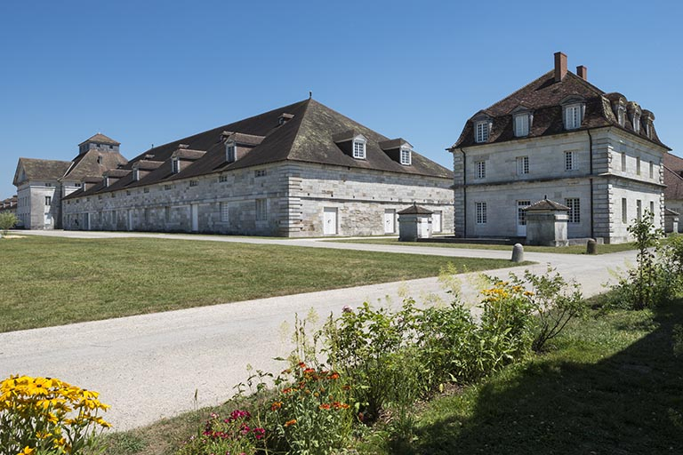 Façade nord de la berne et du maison des commis ouest. © Jérôme Mongreville / Région Bourgogne-Franche-Comté, Inventaire du patrimoine - 2015 Façade nord de la berne et du maison des commis ouest. © Jérôme Mongreville / Région Bourgogne-Franche-Comté, Inventaire du patrimoine - 2015