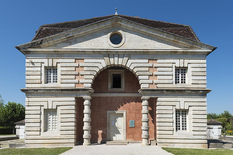 Maison des commis ouest. Façade antérieure. © Jérôme Mongreville / Région Bourgogne-Franche-Comté, Inventaire du patrimoine - 2015 Maison des commis ouest. Façade antérieure. © Jérôme Mongreville / Région Bourgogne-Franche-Comté, Inventaire du patrimoine - 2015