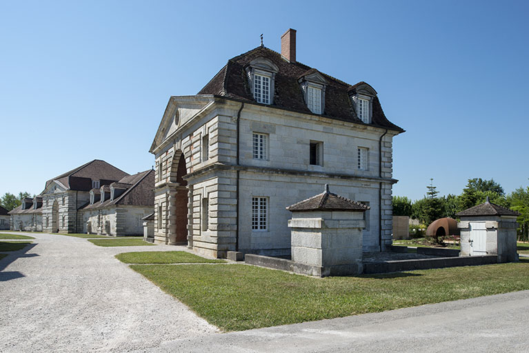 Logement des ouvriers (berniers) et maison des commis ouest. © Jérôme Mongreville / Bibliothèque municipale, Besançon - 2015 Logement des ouvriers (berniers) et maison des commis ouest. © Jérôme Mongreville / Bibliothèque municipale, Besançon - 2015