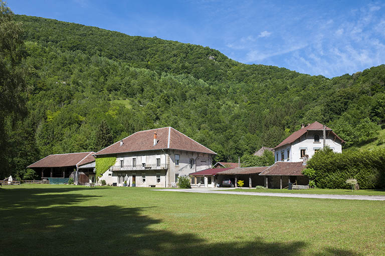Vue d'ensemble depuis le sud-ouest. © Jérôme Mongreville / Région Bourgogne-Franche-Comté, Inventaire du patrimoine - 2015 Vue d'ensemble depuis le sud-ouest. © Jérôme Mongreville / Région Bourgogne-Franche-Comté, Inventaire du patrimoine - 2015