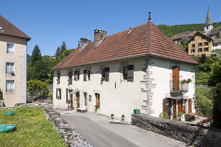 Logement d'ouvriers vue de trois quarts. © Jérôme Mongreville / Région Bourgogne-Franche-Comté, Inventaire du patrimoine - 2015 Logement d'ouvriers vue de trois quarts. © Jérôme Mongreville / Région Bourgogne-Franche-Comté, Inventaire du patrimoine - 2015