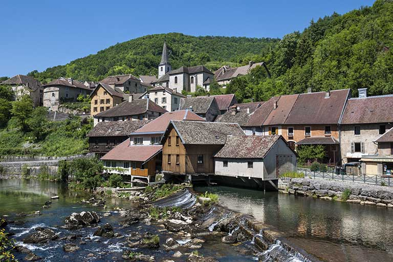 Vue d'ensemble depuis la rive gauche, en amont. © Jérôme Mongreville / Région Bourgogne-Franche-Comté, Inventaire du patrimoine - 2015