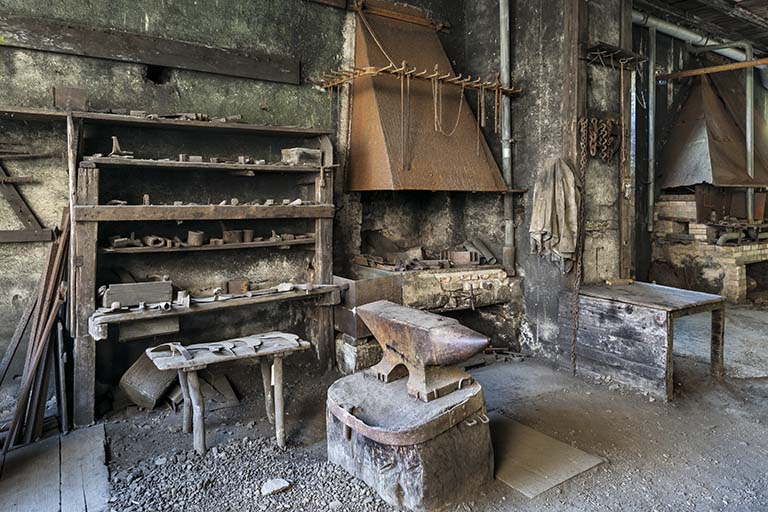 Feux de forge situés à l'ouest de l'atelier des martinets. © Jérôme Mongreville / Région Bourgogne-Franche-Comté, Inventaire du patrimoine - 2015