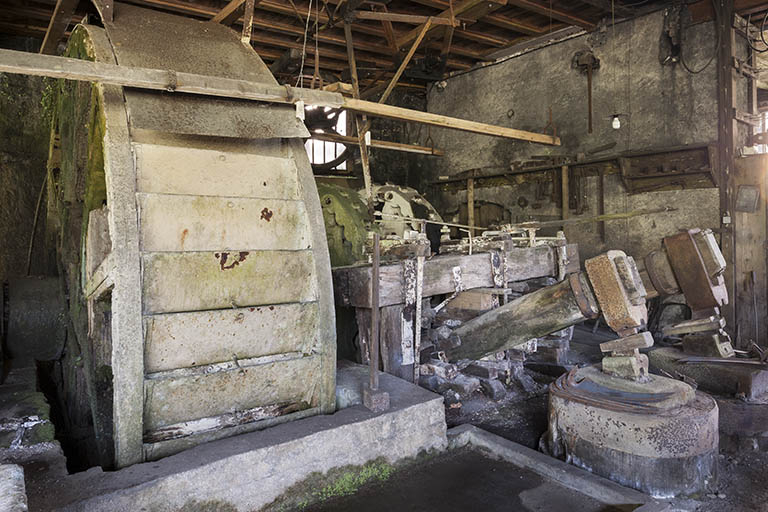 Roue hydraulique et les deux martinets ouest. © Jérôme Mongreville / Région Bourgogne-Franche-Comté, Inventaire du patrimoine - 2015
