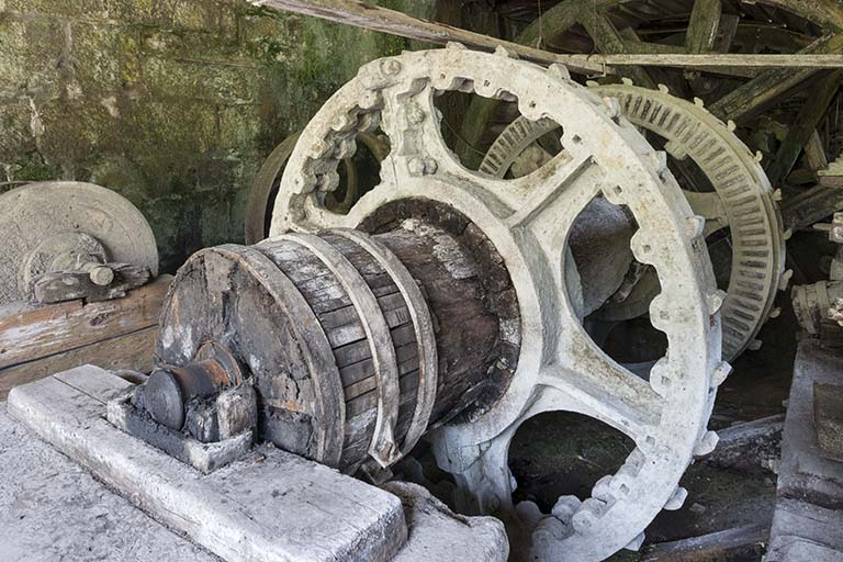 Arbre de couche de la roue hydraulique. Au second plan, roue dentée actionnant un polissoir. © Jérôme Mongreville / Région Bourgogne-Franche-Comté, Inventaire du patrimoine - 2015