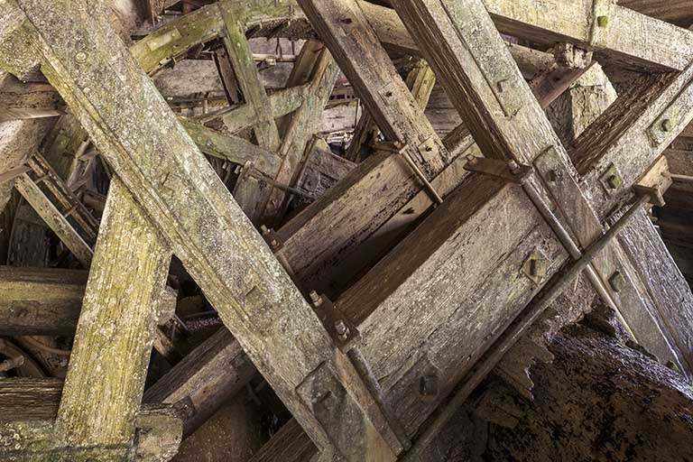 Détail des armatures en bois des roues hydrauliques. © Jérôme Mongreville / Région Bourgogne-Franche-Comté, Inventaire du patrimoine - 2015