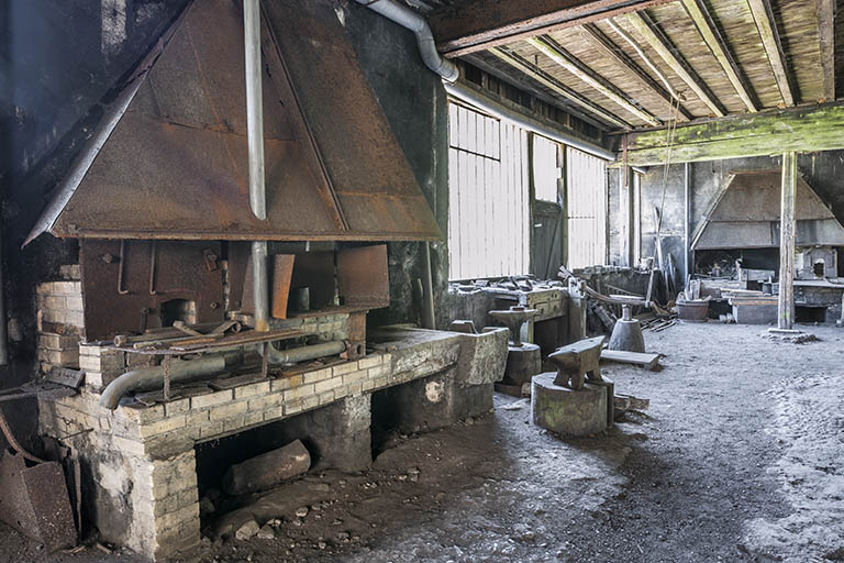 Feux de forge, enclumes et cisaille situés le long de la façade nord de l'atelier. © Jérôme Mongreville / Région Bourgogne-Franche-Comté, Inventaire du patrimoine - 2015