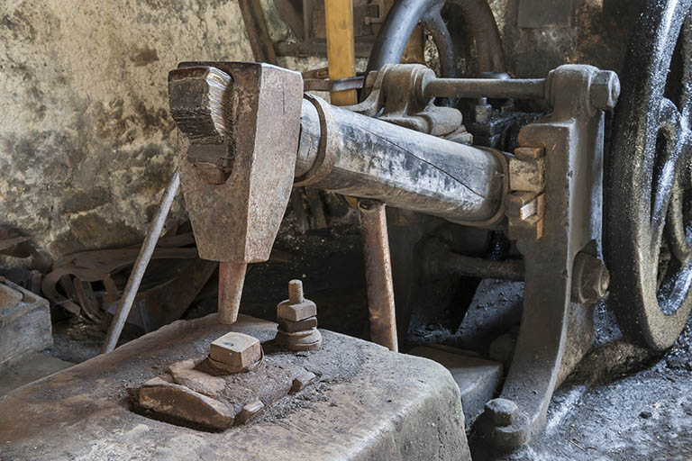 Atelier de mécanique. Détail de la tête du martinet de finition. © Jérôme Mongreville / Région Bourgogne-Franche-Comté, Inventaire du patrimoine - 2015