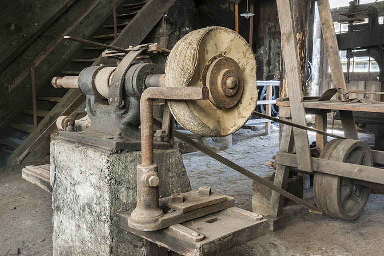Poste de polissage. Détail des disques de coton. © Jérôme Mongreville / Région Bourgogne-Franche-Comté, Inventaire du patrimoine - 2015