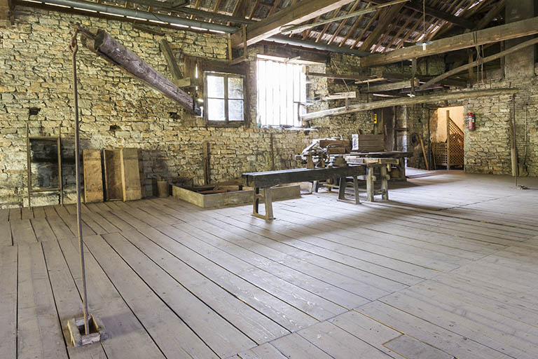 Etage supérieur de l'atelier de forge. A gauche, tige et bras de commande pour l'admission de l'eau sur les roues des martinets. © Jérôme Mongreville / Région Bourgogne-Franche-Comté, Inventaire du patrimoine - 2015
