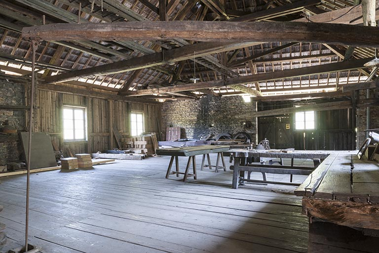 Etage supérieur de l'atelier de forge. Système de commande pour l'admission de l'eau sur la roue (ouest) des martinets. © Jérôme Mongreville / Région Bourgogne-Franche-Comté, Inventaire du patrimoine - 2015