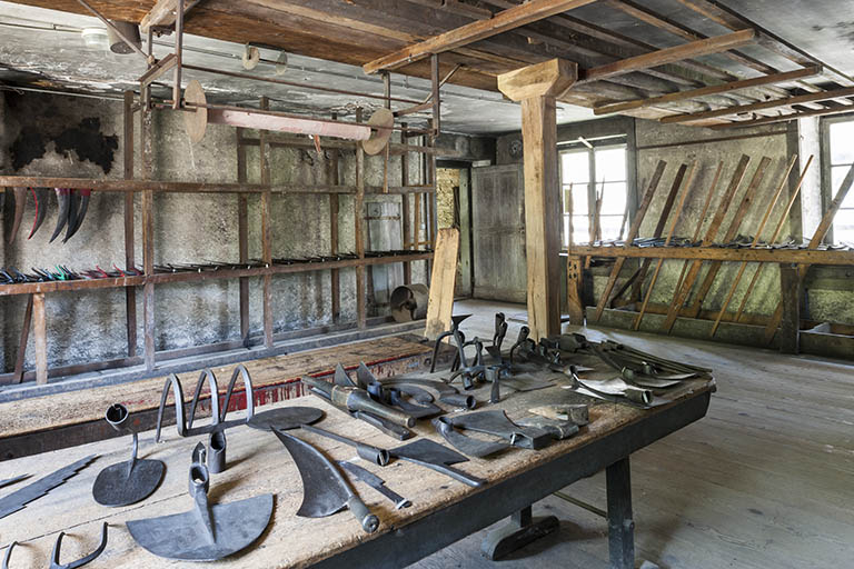 Atelier de conditionnement. Exposition d'outils taillants Philibert. © Jérôme Mongreville / Région Bourgogne-Franche-Comté, Inventaire du patrimoine - 2015